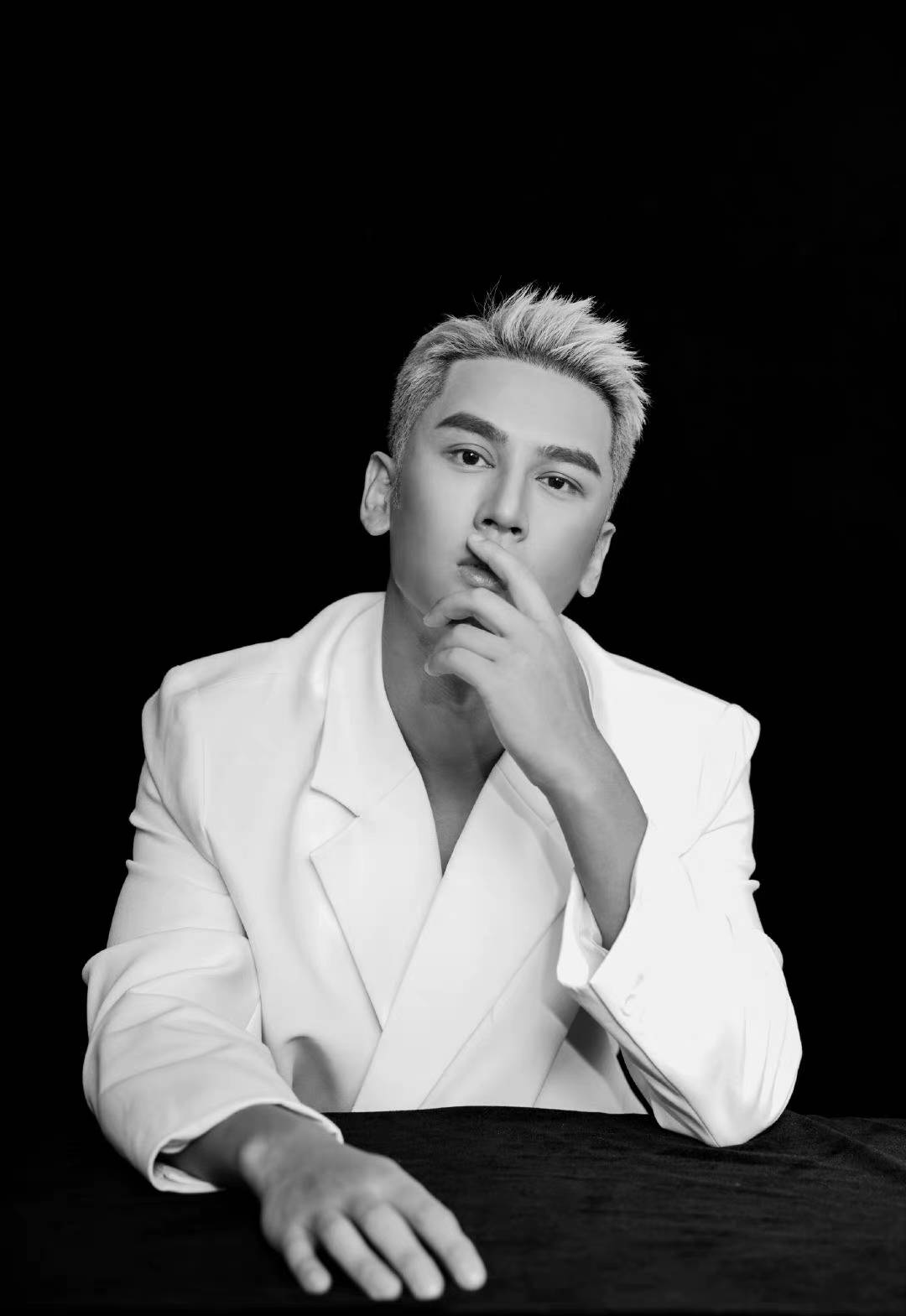 董玉峰时尚摩登大片释出 于交错光影中展露清冷成熟气息_轮廓