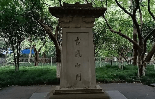 杭州唯一真实存在的古城门，扼守运河水道，侥幸逃脱没被拆除