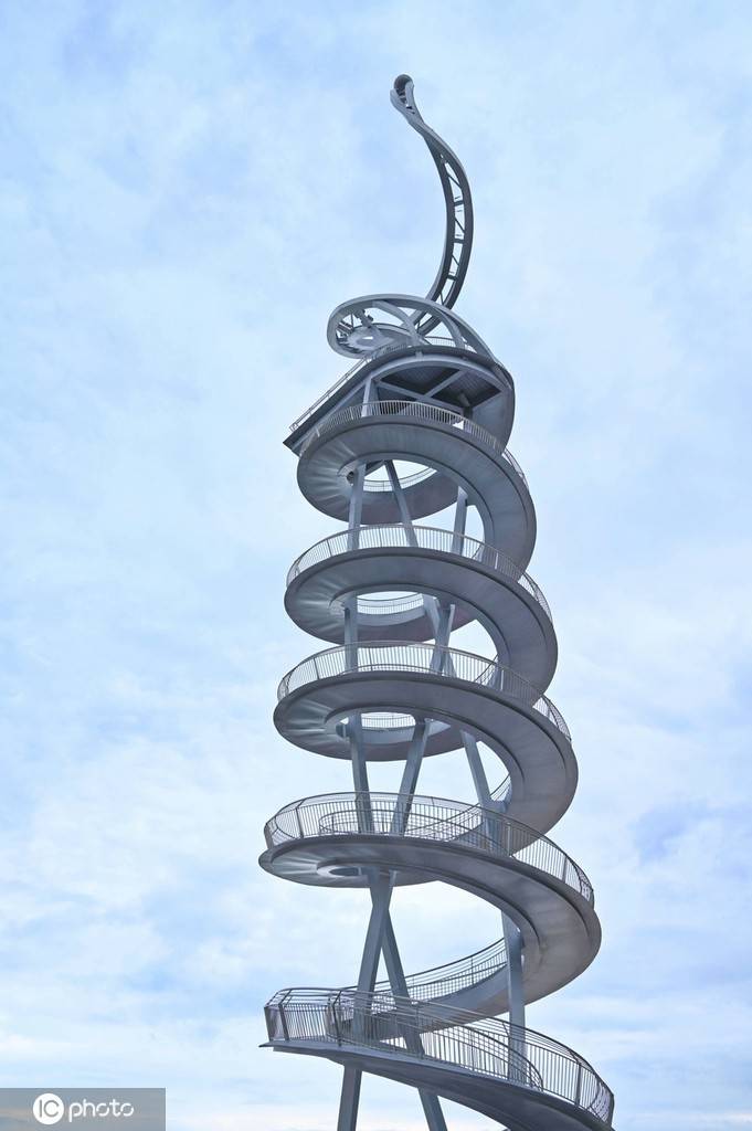 重庆现7层螺旋天梯如弹簧直冲云霄