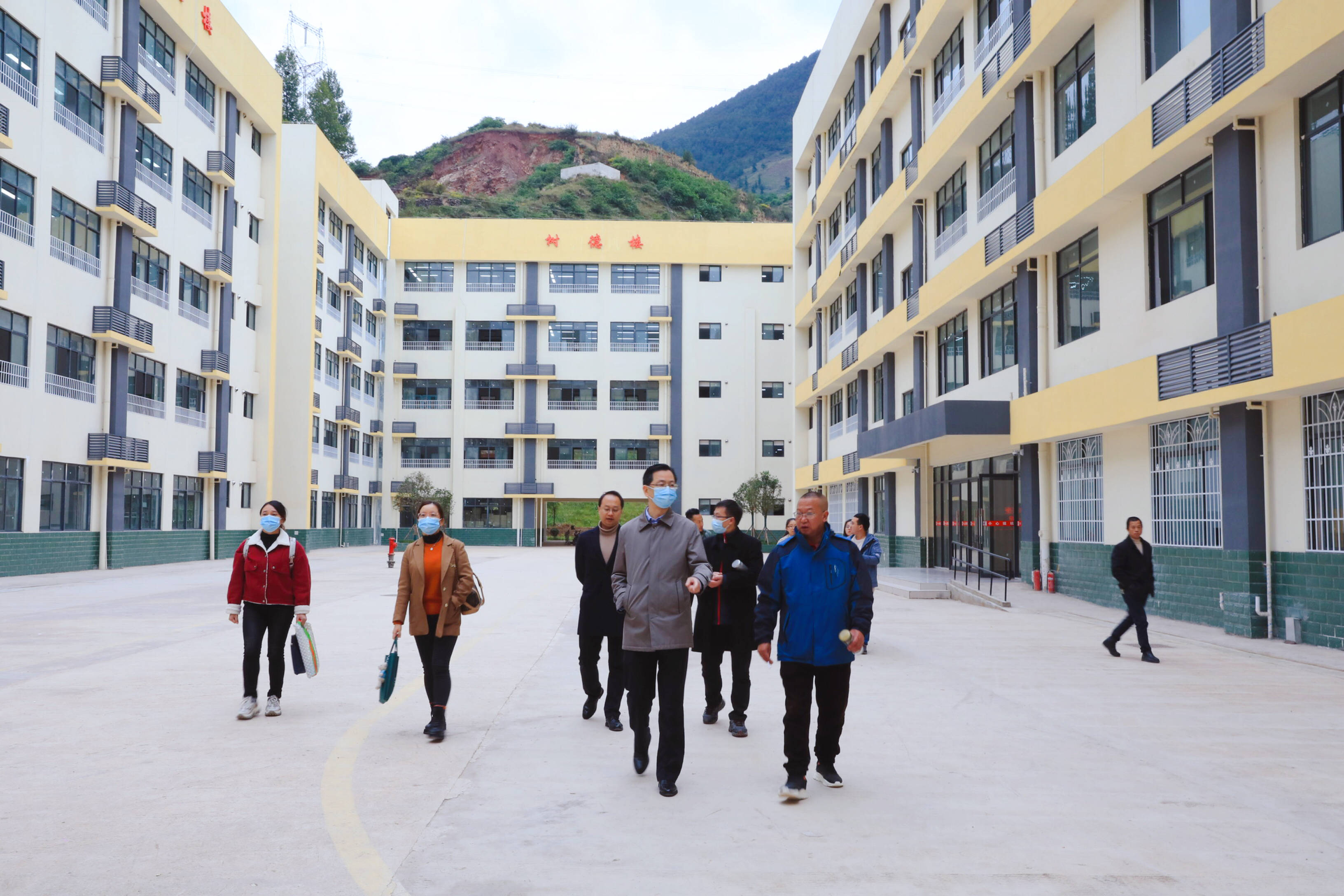 20日,周泉校长和张佳副校长一行参观了美姑中学新校区,并与美姑中学