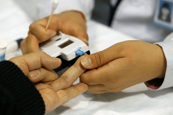 身上若2处 发痒 别以为是皮肤病 医生提醒 或是血糖超标了 请及时调理 身体