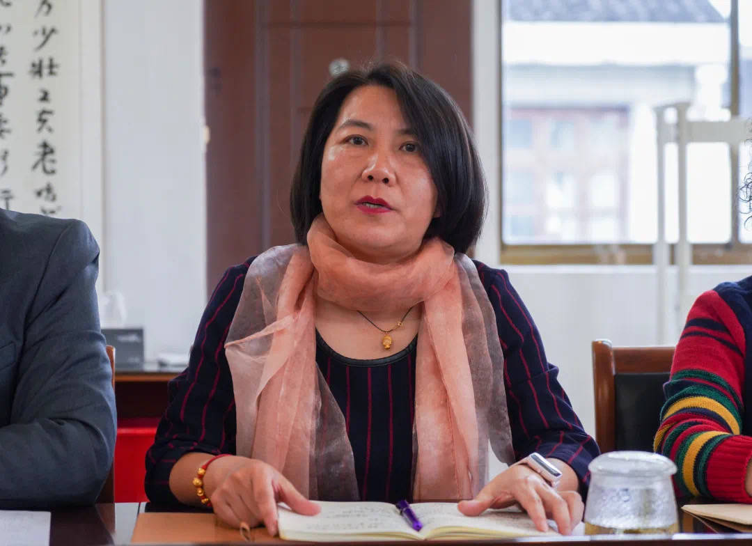 孙霞芳校长首先对各位专家莅临东实小共叙财经素养教育表示诚挚的欢迎