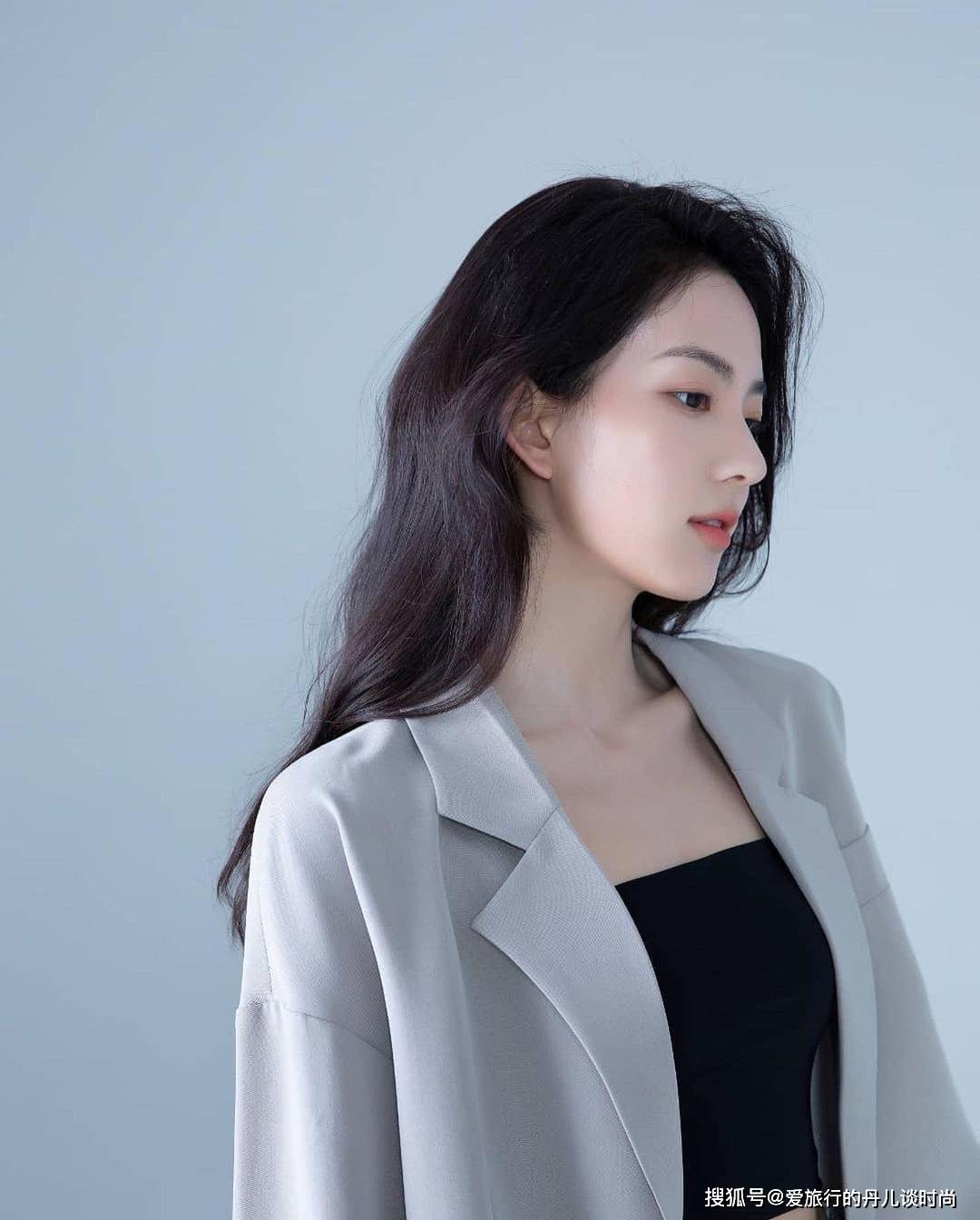 灰色 小姐姐穿衣品味真好!灰色宽松西服搭灰色高腰半身裙,高级感满满