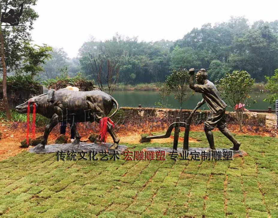 大型定制民俗生活农耕人物牛拉犁雕塑,留住乡村的质朴情怀