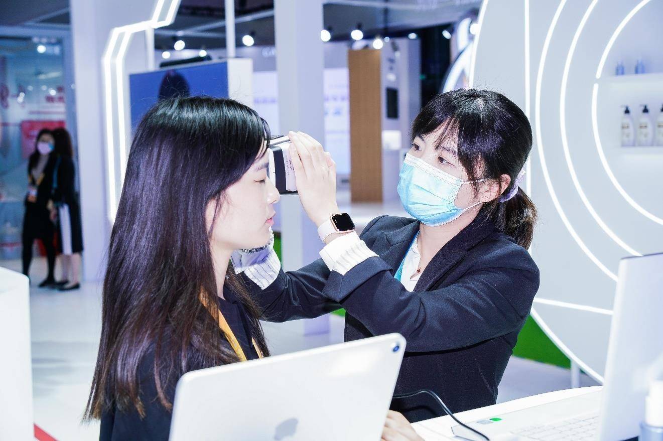 颜精华强生消费品携多款创新产品亮相第四届进博会 引领“健康之美”