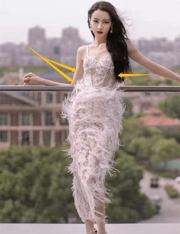 羽毛迪丽热巴镂空羽毛造型引关注，完美身材惹人羡