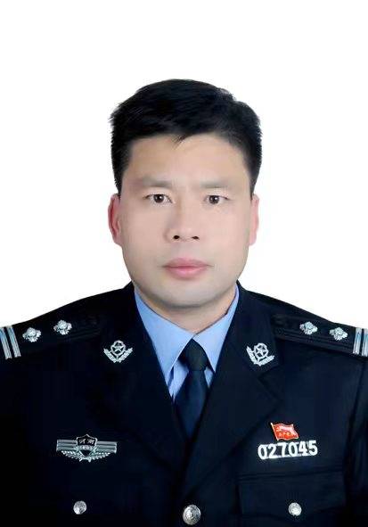 1999年3月参加工作,2009年10月参加公安交警工作,现任伊川县公安局