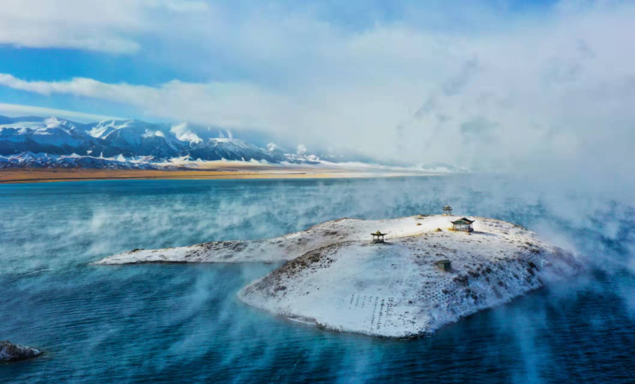 新疆博州赛里木湖景区惊现水雾大潮奇观