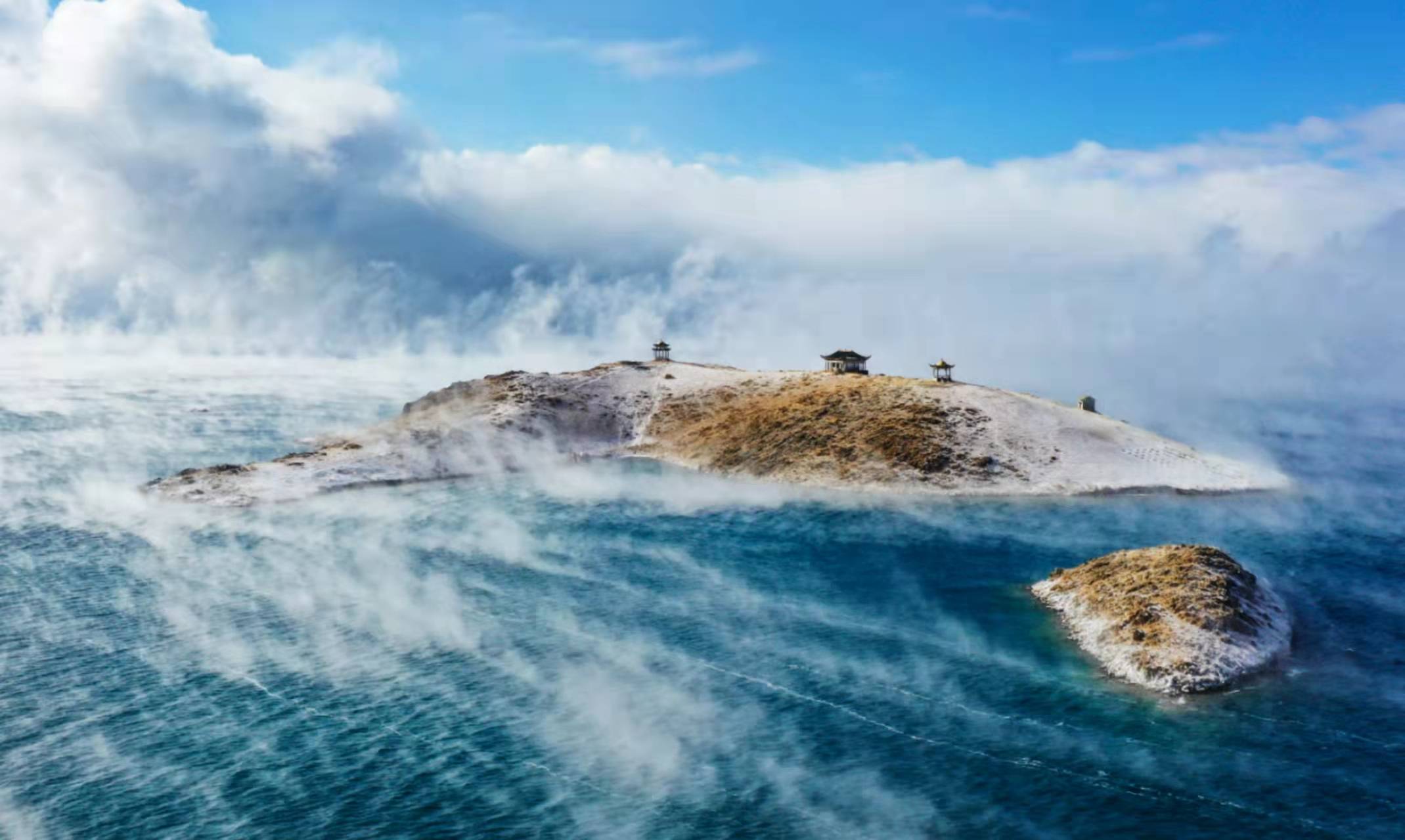 新疆博州赛里木湖景区惊现水雾大潮奇观