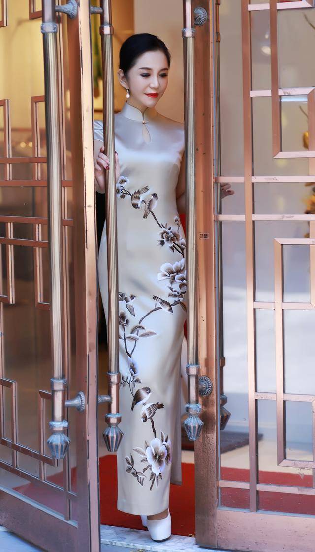 刺绣 一袭古典婉约又不失霸气的黄色旗袍，尽显女王气质