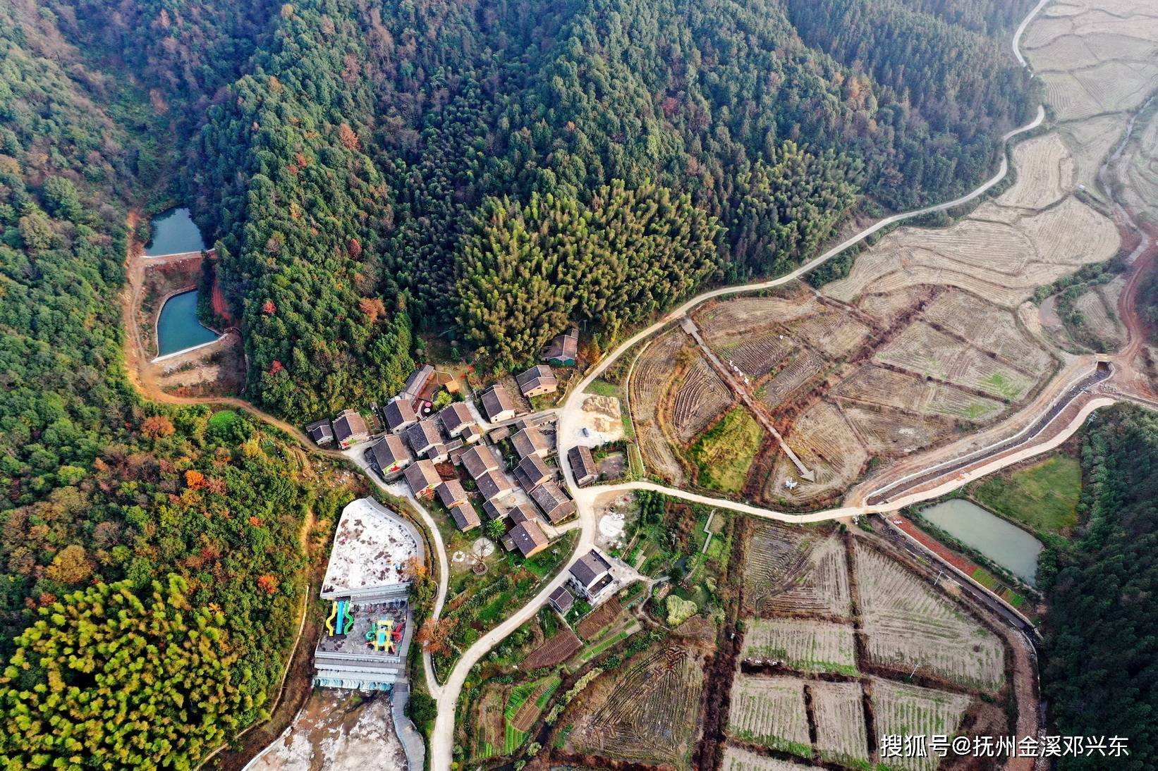 2021年11月18日,无人机拍摄下的江西省抚州市金溪县秀谷镇外蔡源村