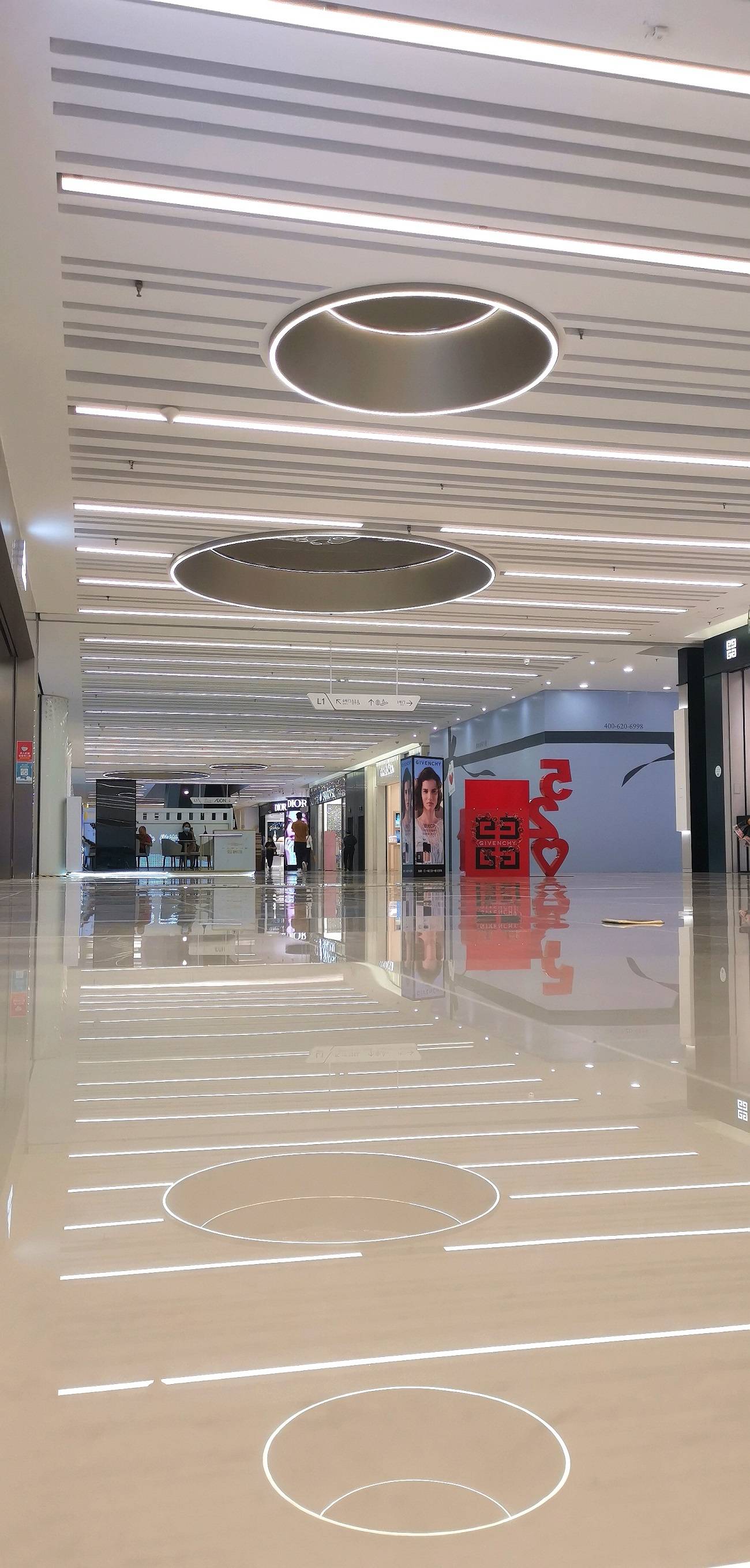 辟蹊径,将原要更换软膜的大圆灯灯槽,改造成向上拉伸的"建筑天井"效果