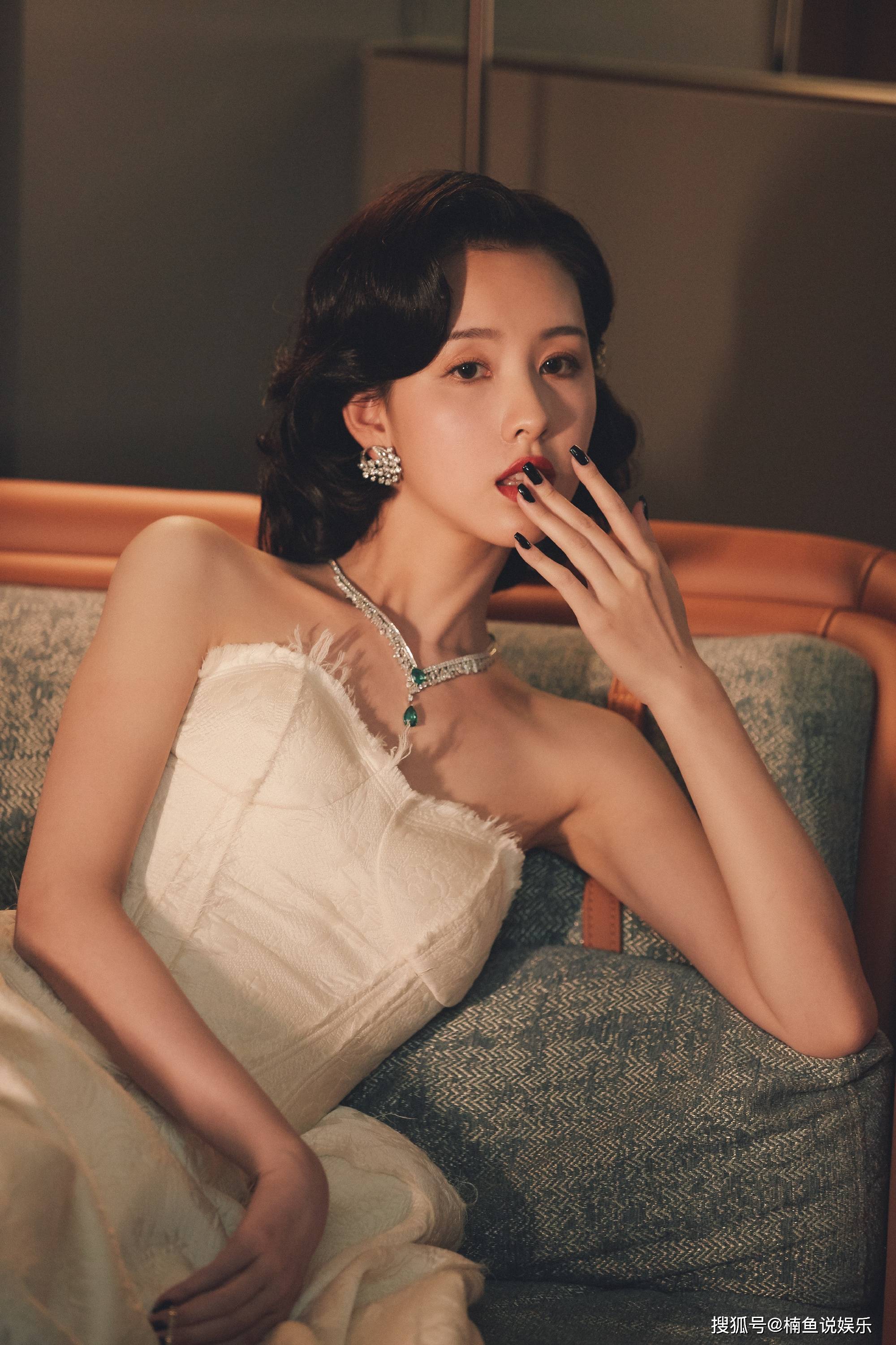 原创陈都灵好适合民国风穿刺绣抹胸裙明艳动人微卷造型复古优雅