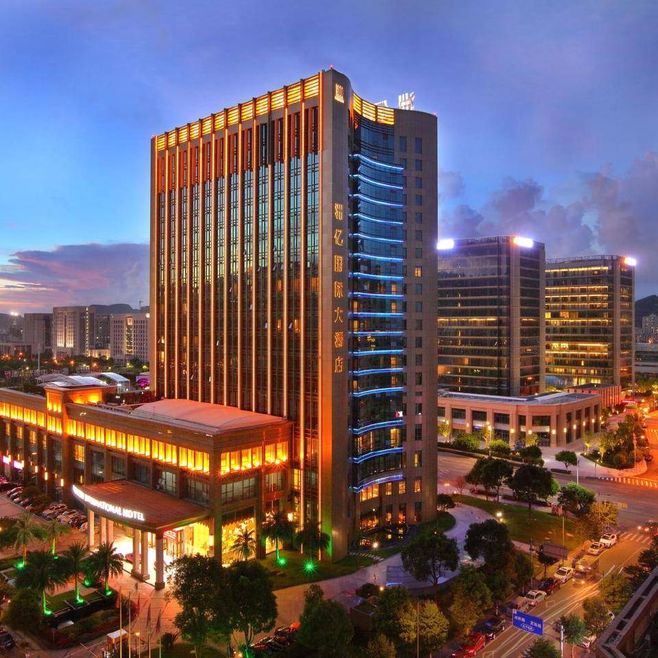 据悉,温州洲亿国际大酒店是一家五星级酒店,也是温州首家会务宴会主题