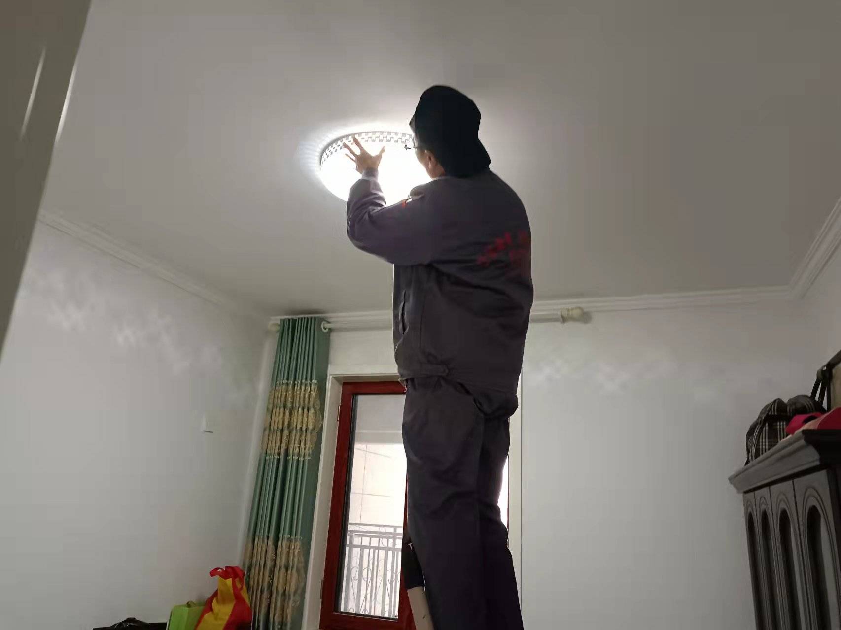 德州红色物业|佳居物业尽心尽力为业主修灯_小区_服务到位_大忙