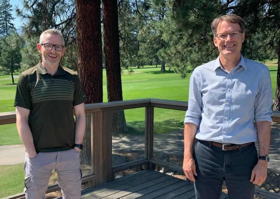 落基山学院国际教育部主任cheryl webber【左】;安侨教育学术顾问ryan