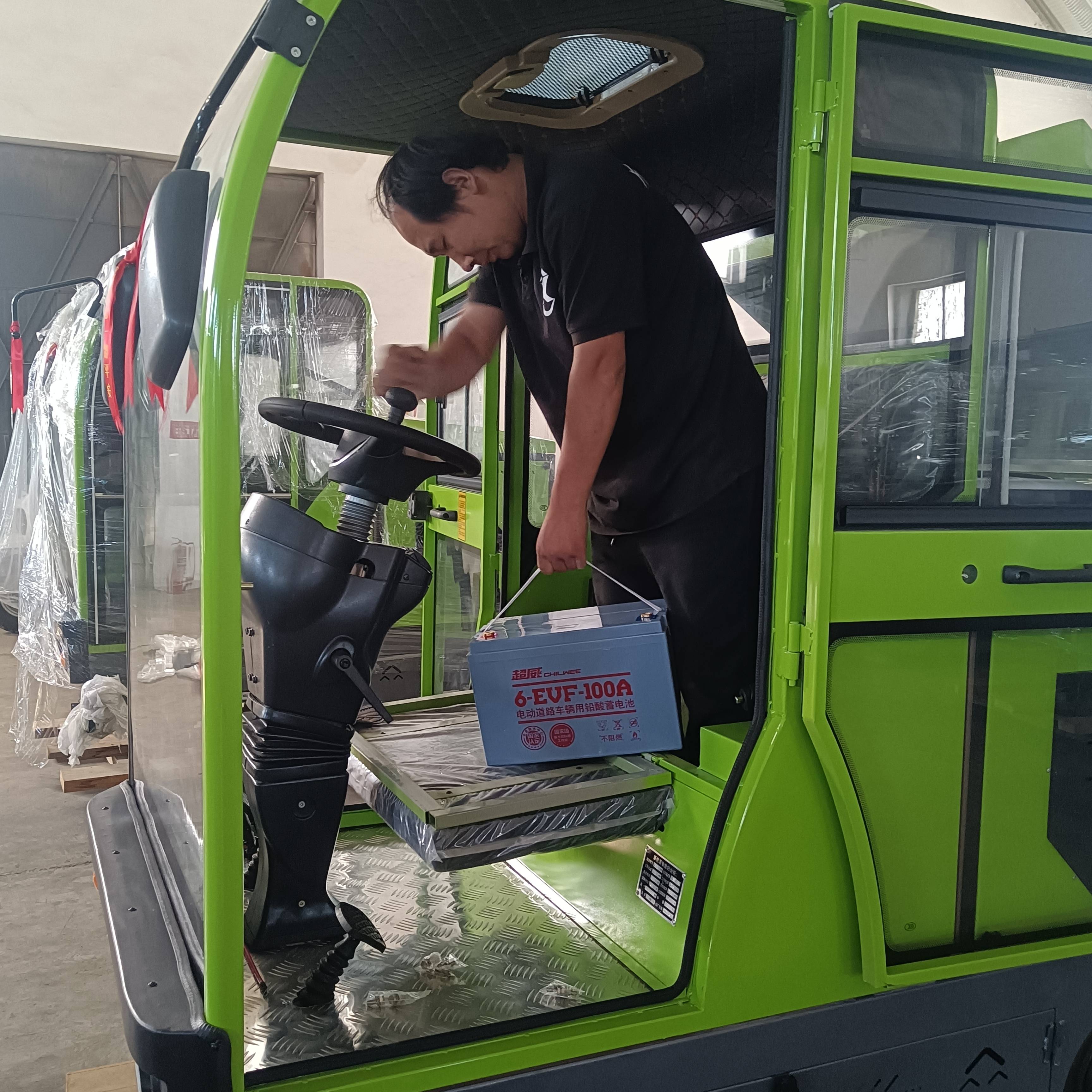 全封闭驾驶式电动扫地车驾驶室有哪些功能?