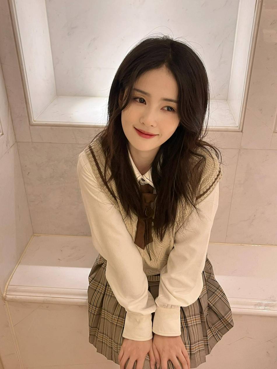 白鹿晒学院风写真大胆怼脸拍 清新甜美元气十足