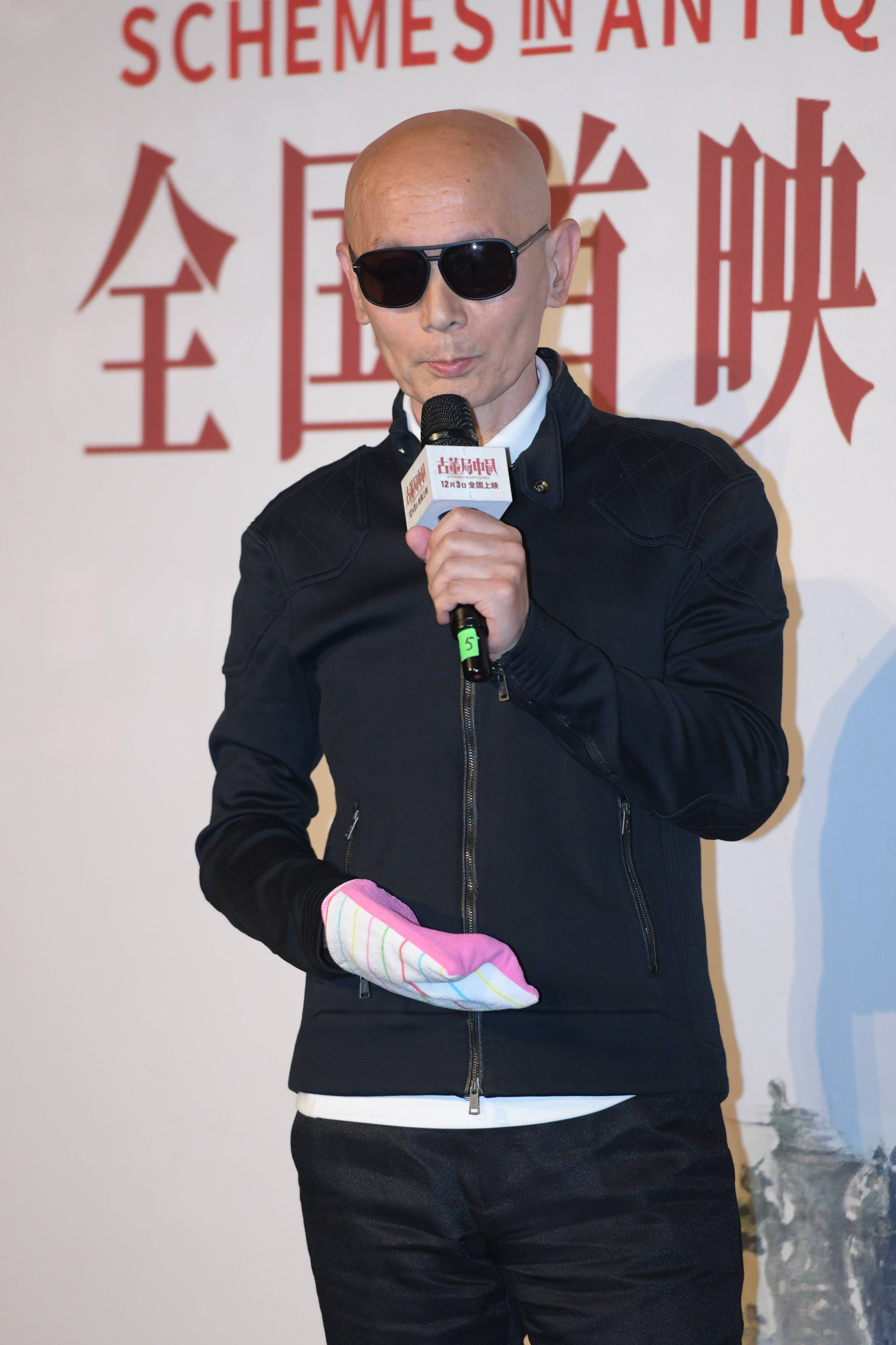 葛优与辛芷蕾雷佳音穿大花棉袄合影笑称像在拍喜剧