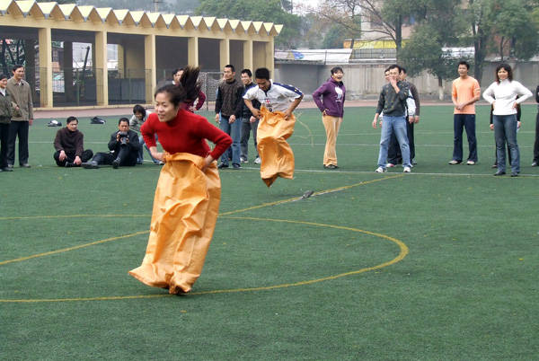 拓展团建,一起体验袋鼠跳的欢乐吧!