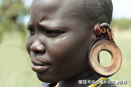 非洲耳朵上戴圆盘图片