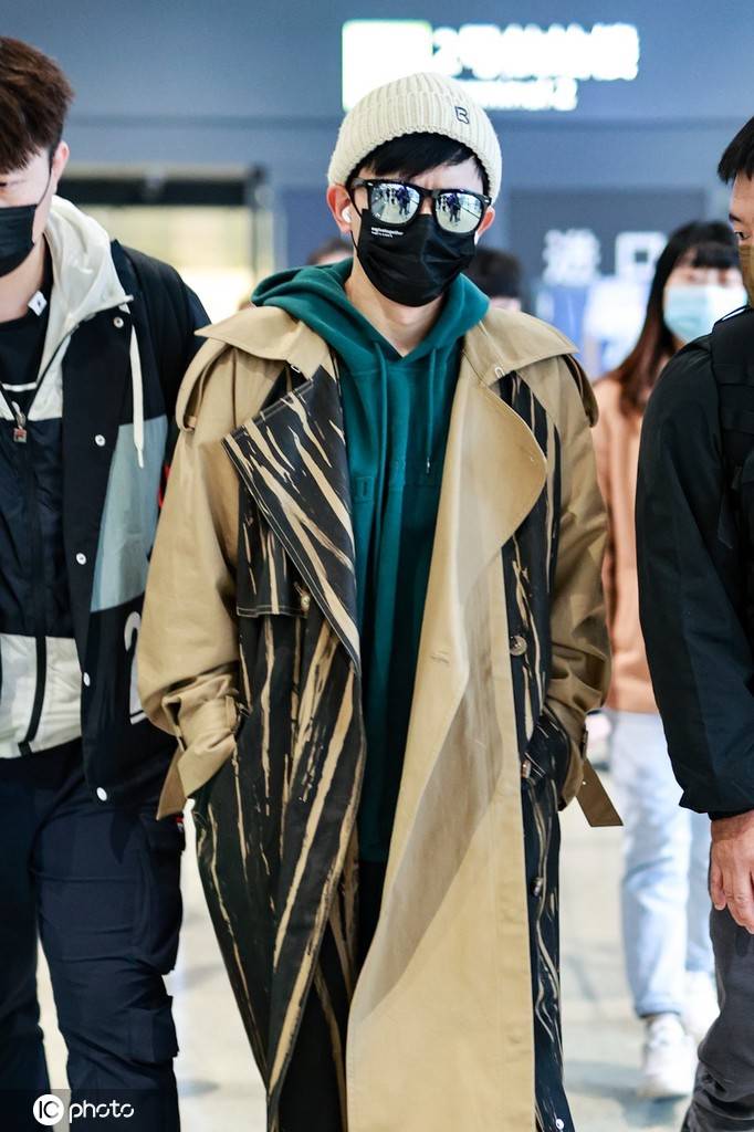 张杰穿卡其色风衣毛线帽风度翩翩 歌迷紧随人气佳