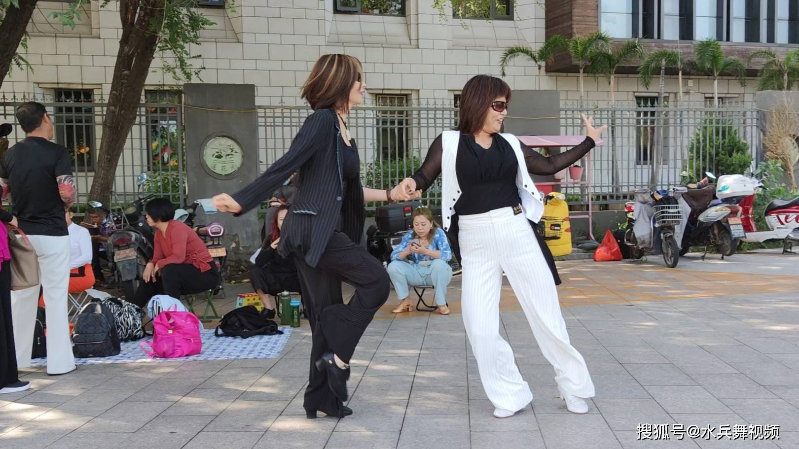 吉特巴《看透爱情看透你》动作娴熟流畅，歌曲悦耳动听