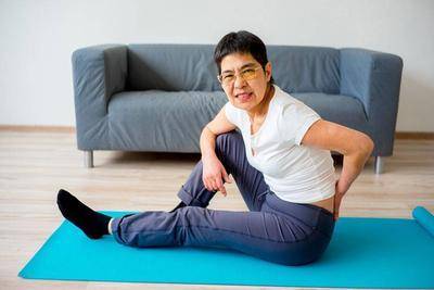 提供给病人健身球或让病人主动抓握笔来训练病人抓握和手指屈曲灵活性