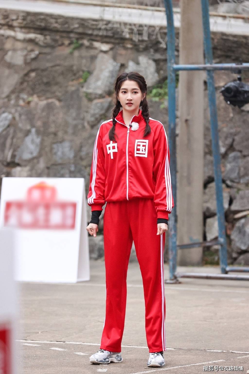 侵权|关晓彤今晚带你穿越到复古80年代