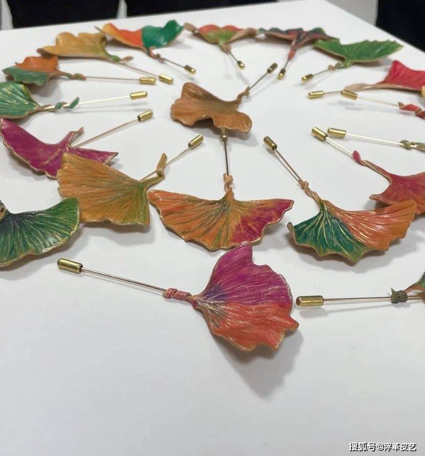 双手风雅女子学堂皮艺团建活动，姐妹们亲手制作一枚银杏叶胸针