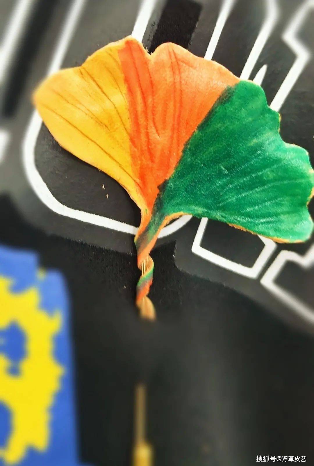 双手风雅女子学堂皮艺团建活动，姐妹们亲手制作一枚银杏叶胸针