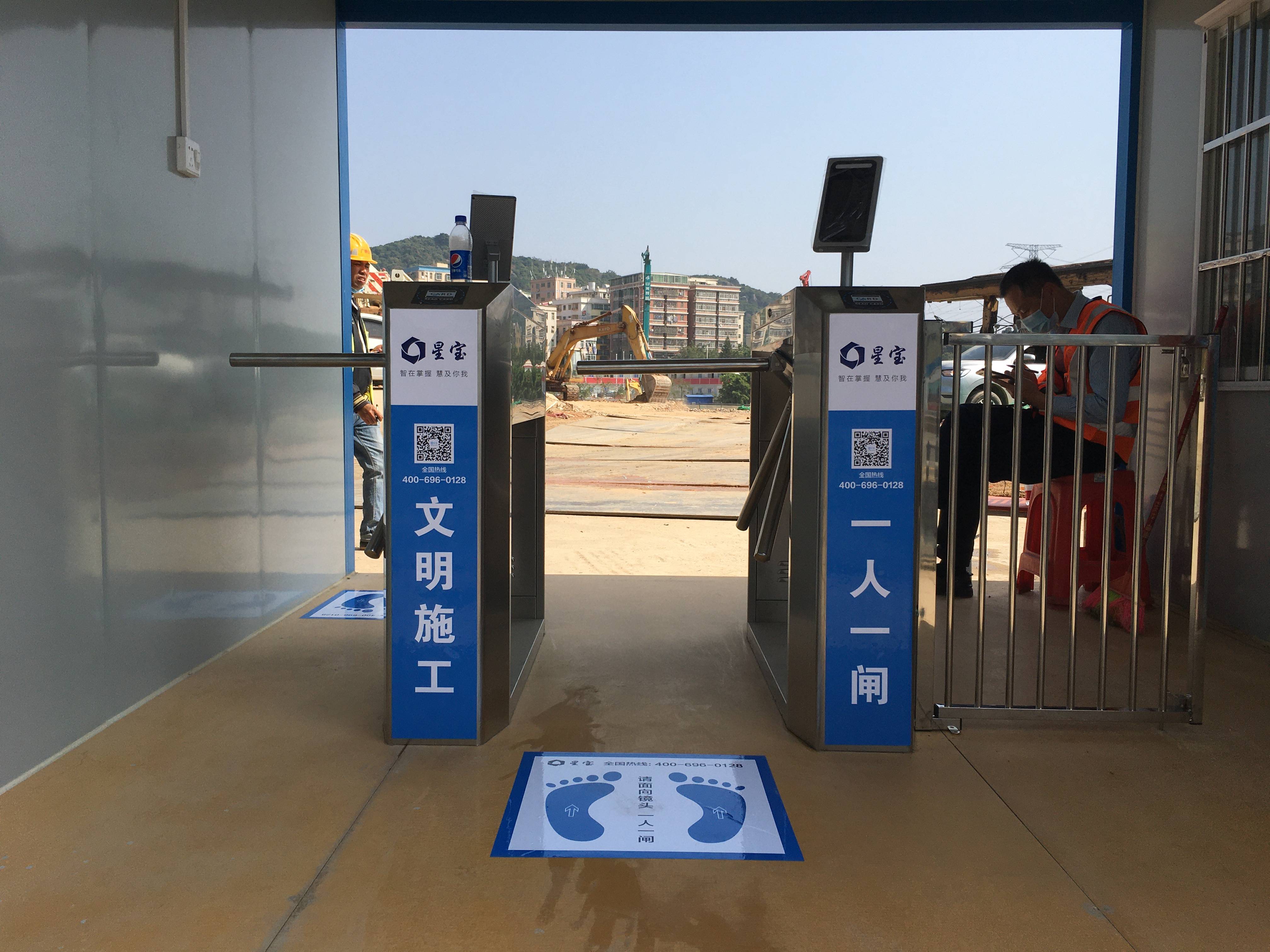 二,通道闸机安装选用专业的工程师门禁闸机安装选用专业人员来处理