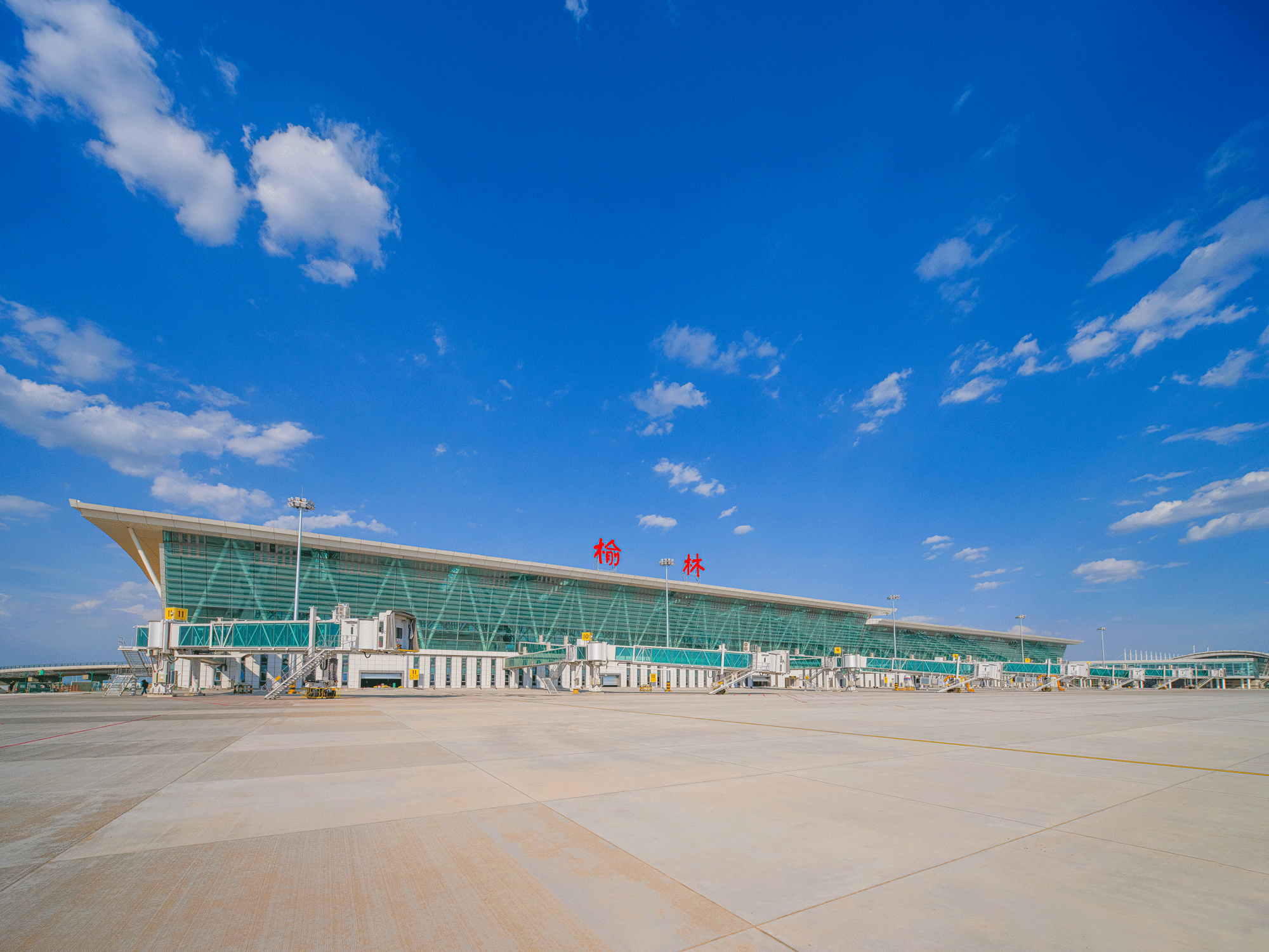 而榆林榆阳机场作为国内支线机场,是陕西省第二大航空港,位于榆林城