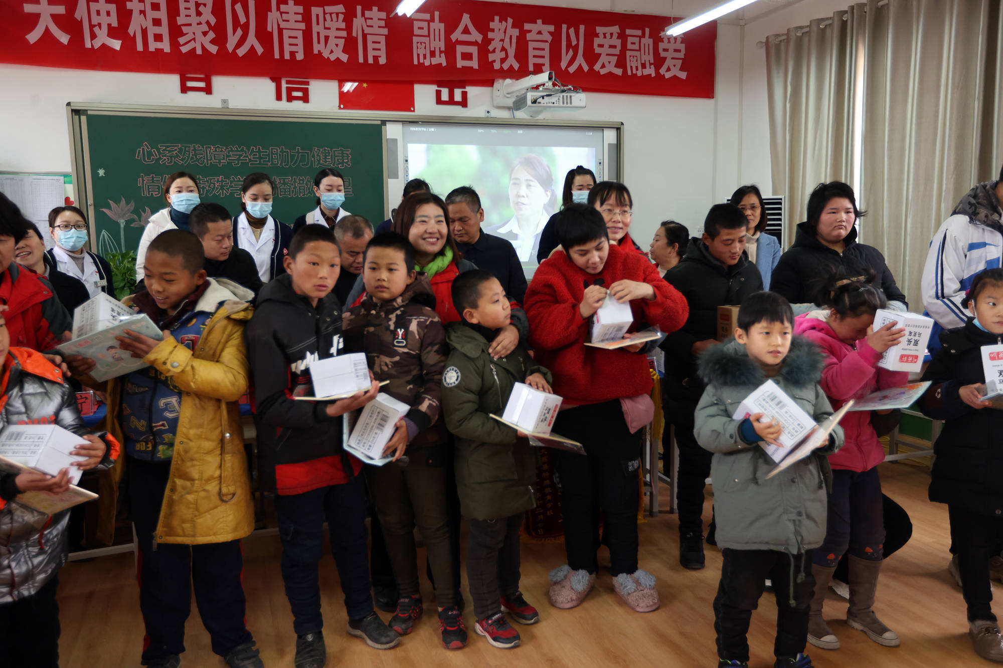 心系残障学生大荔中医医院为特殊教育学校孩子送温暖送健康活动
