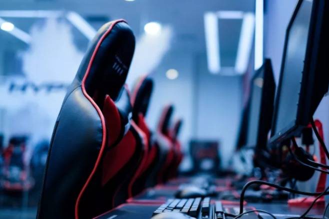 出圈|创业萤火简报|电竞椅迅速出圈；微博回港二次上市；加大中小微企业的支持力度