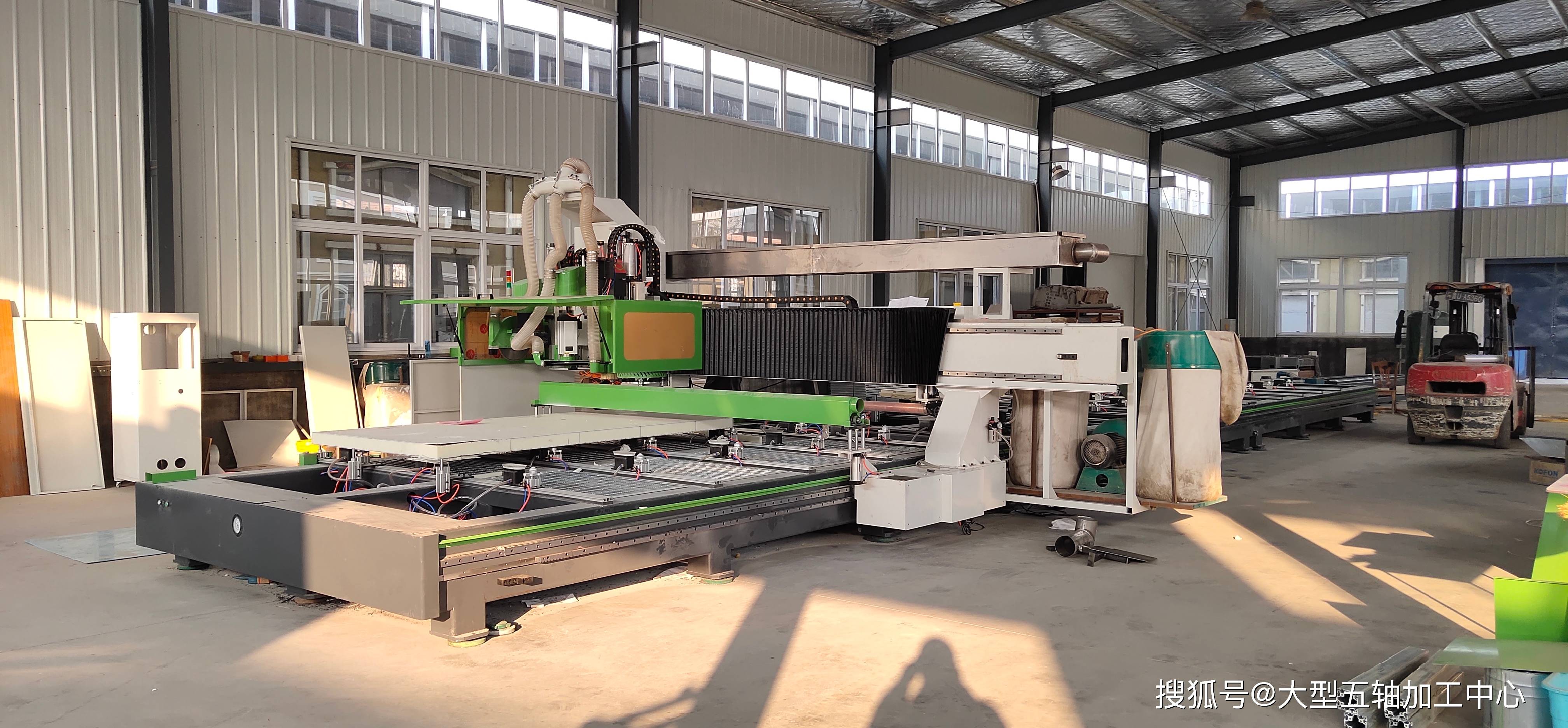 冷藏车厢板切割加工中心智能冷藏车厢板加工中心设备,采用智能化锯切