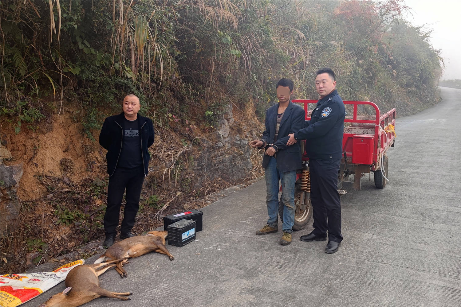 私设电网捕猎野生动物 男子被黔江公安人赃并获