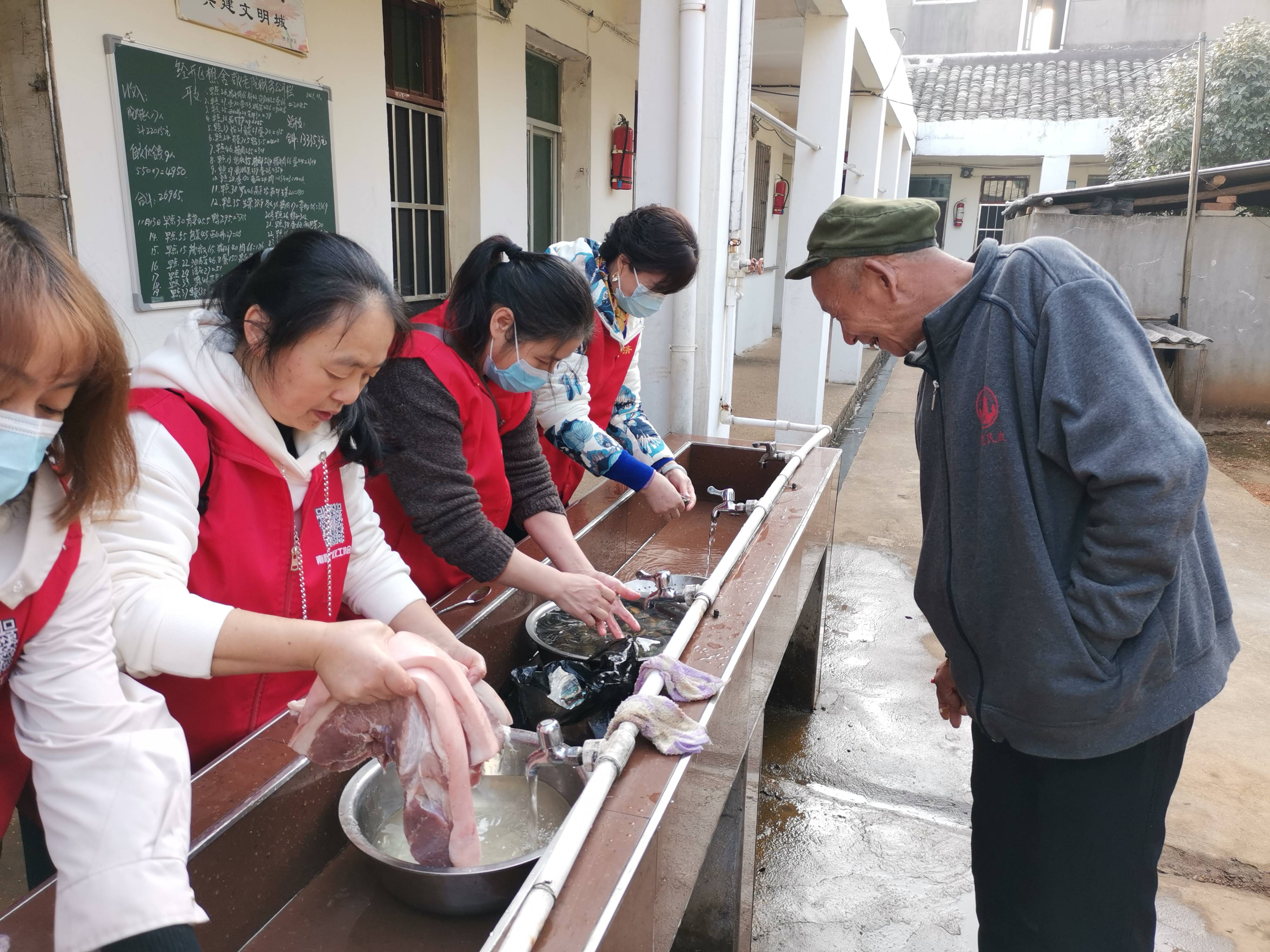 敬老院活动照片冬天图片