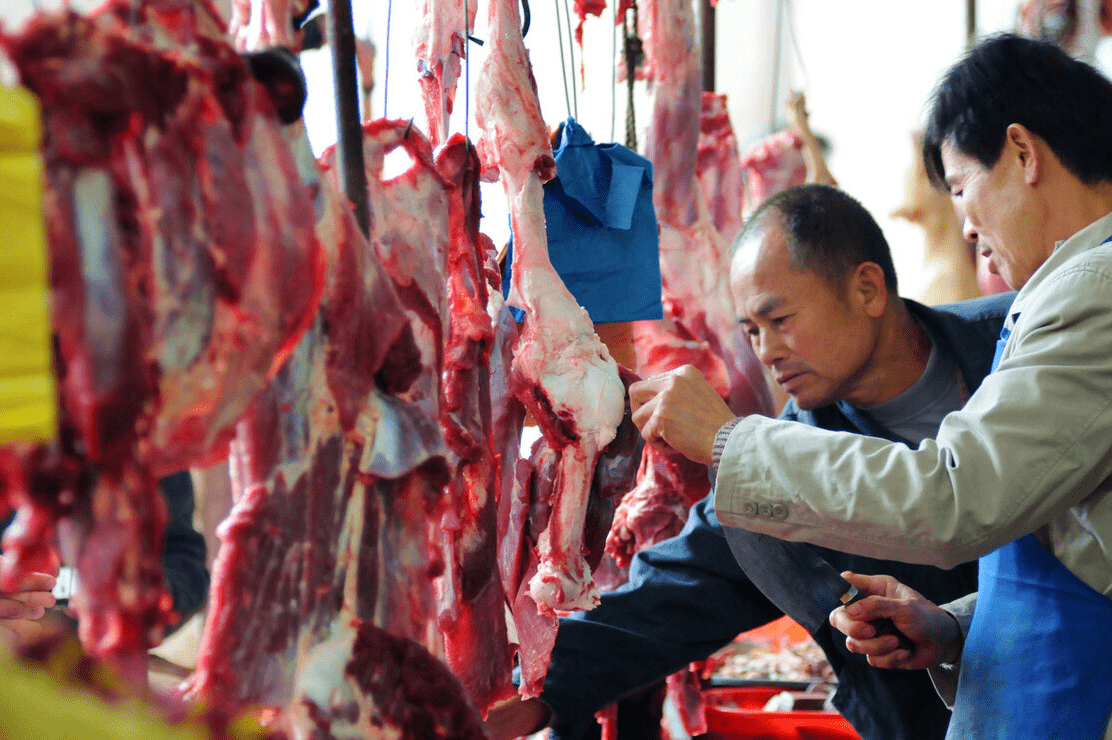 部位|为何猪肉是摆着卖，牛羊肉却是挂着卖？屠夫说出实情，长见识了