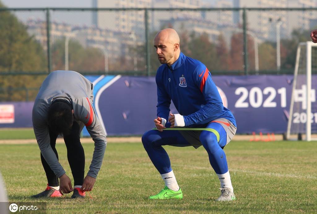 高清申花备战中超联赛阿德里安拉伸训练