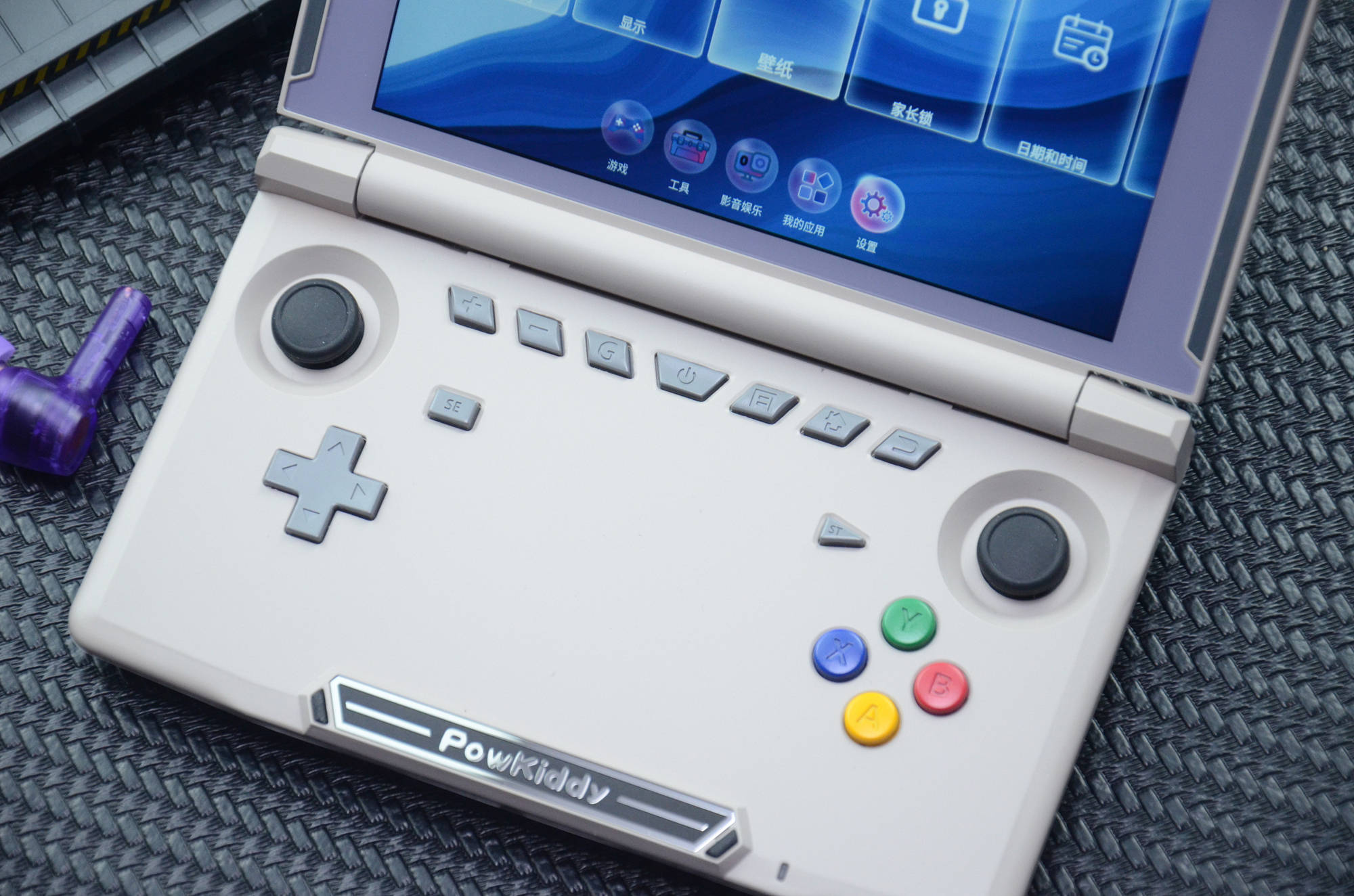 跑分超20万,翻盖造型的"安卓系统"国产掌机:黑狮x18s评测_按键_屏幕_