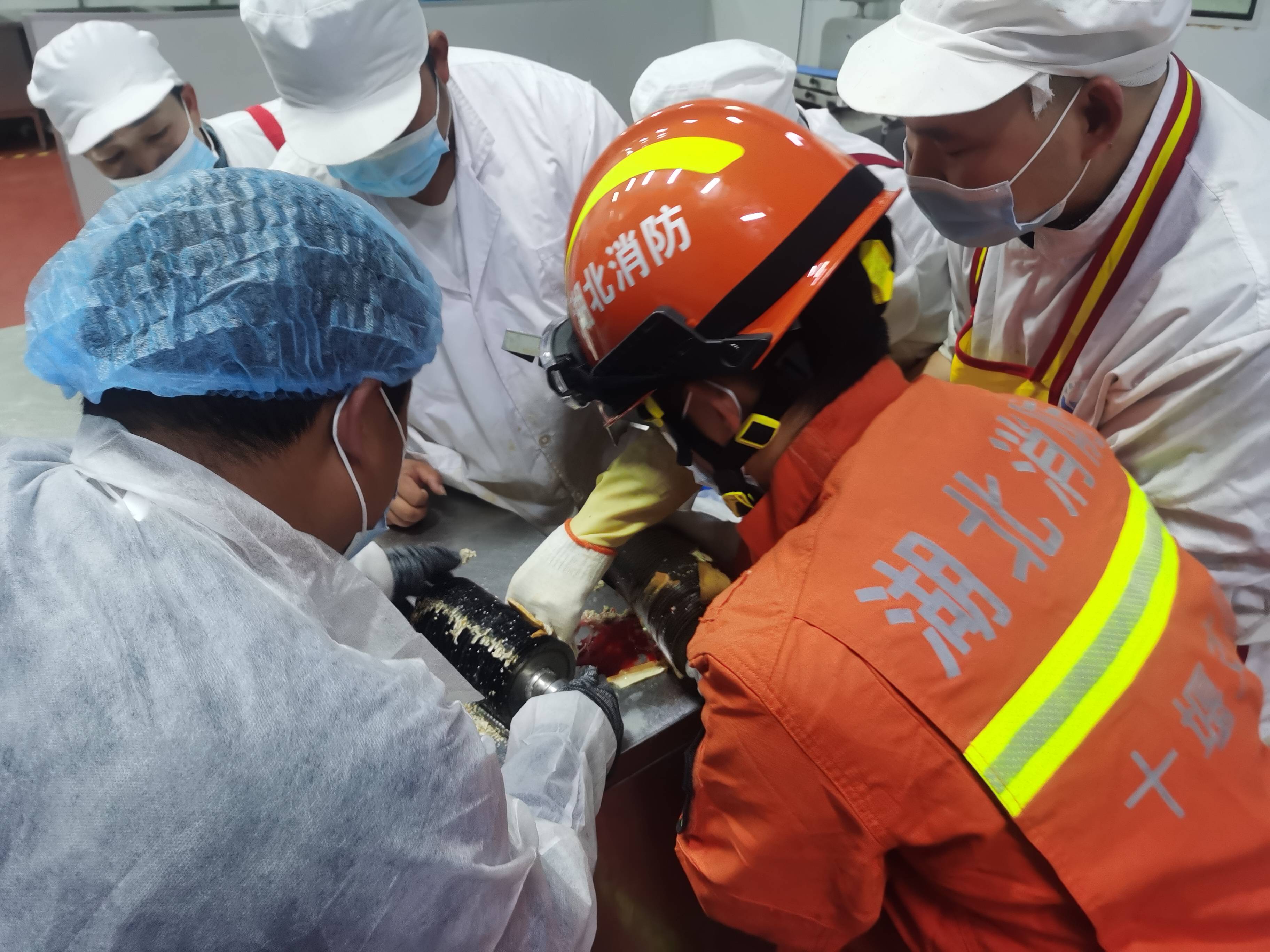 湖北十堰:惊险!压面机"咬"手 消防紧急救援_进行_白金昌_人员