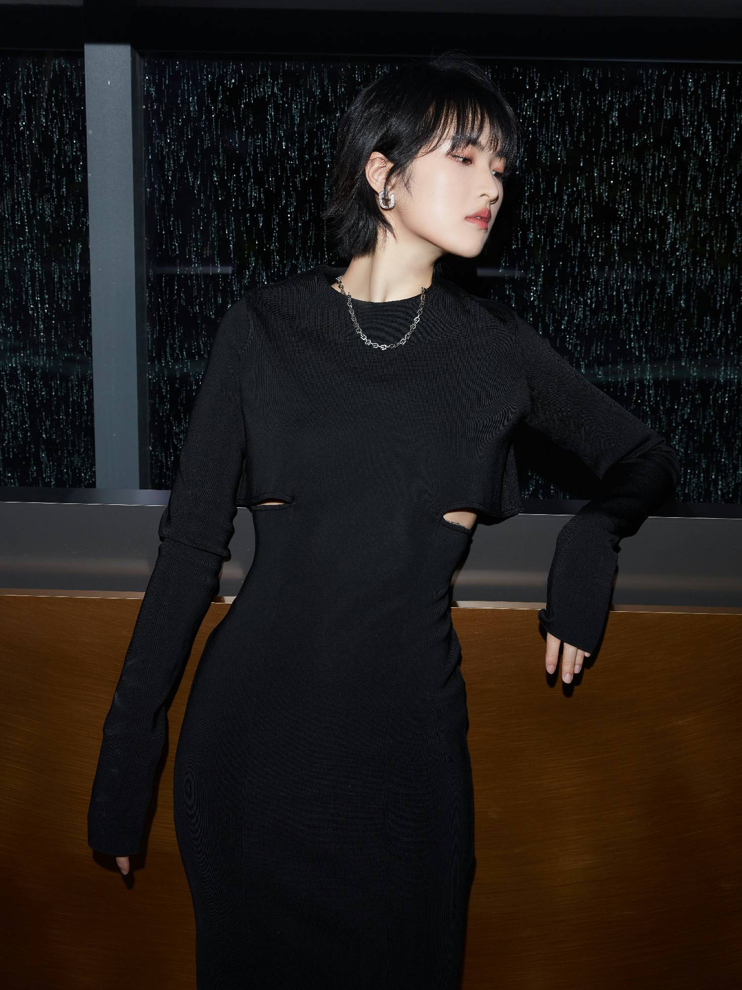 姚安娜最新写真曝光化身黑色缪斯诠释酷感优雅