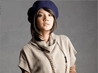 质感 大略且爽利的剪裁安排,领口翻领针织素材钩织