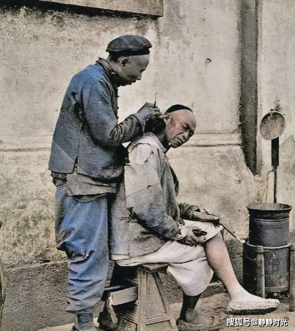 原创晚清老照片小脚女子骑车太监搀扶太后赏雪城外空地尽是车