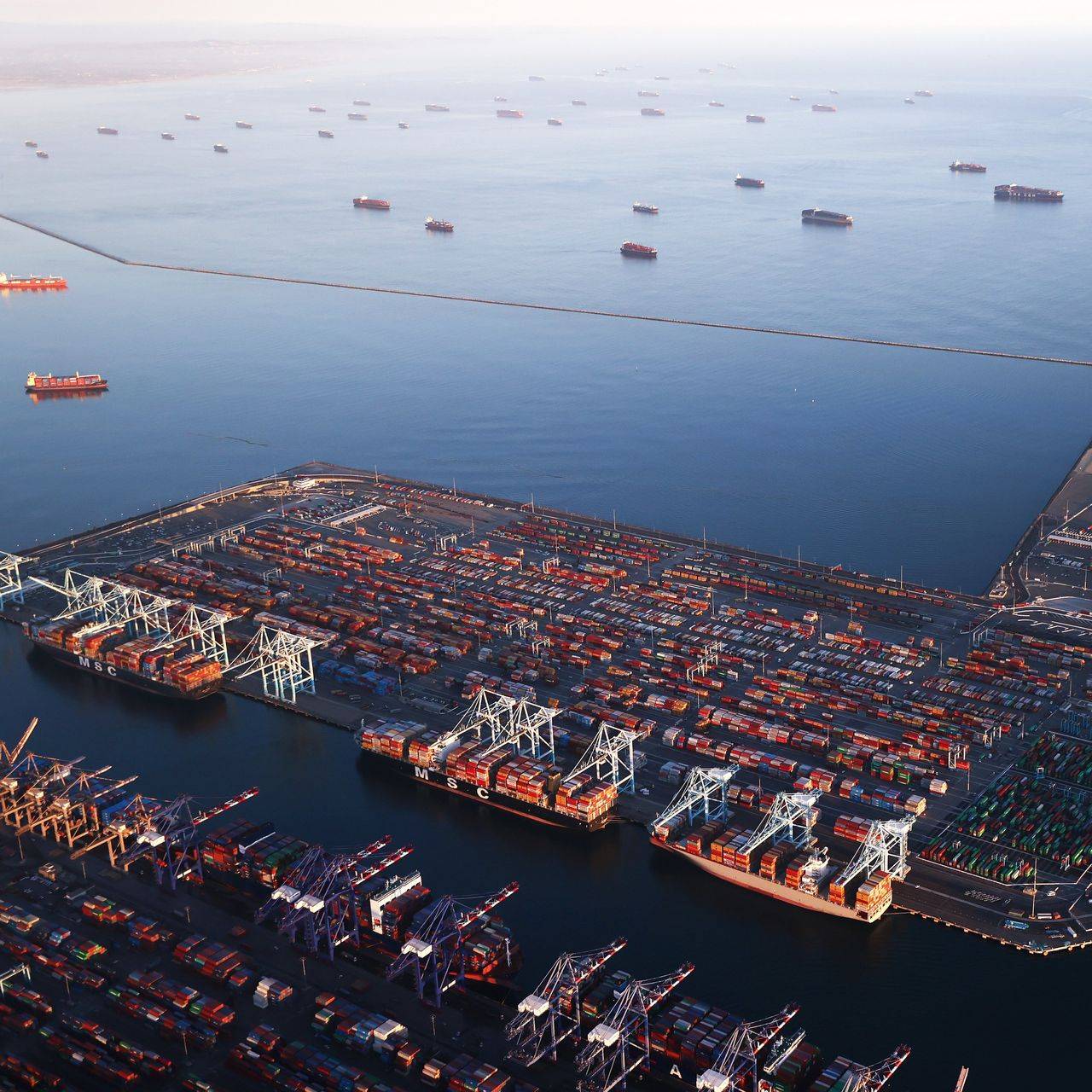 美国洛杉矶港集装箱积压,大量货船无法靠岸_港口_船只_货柜