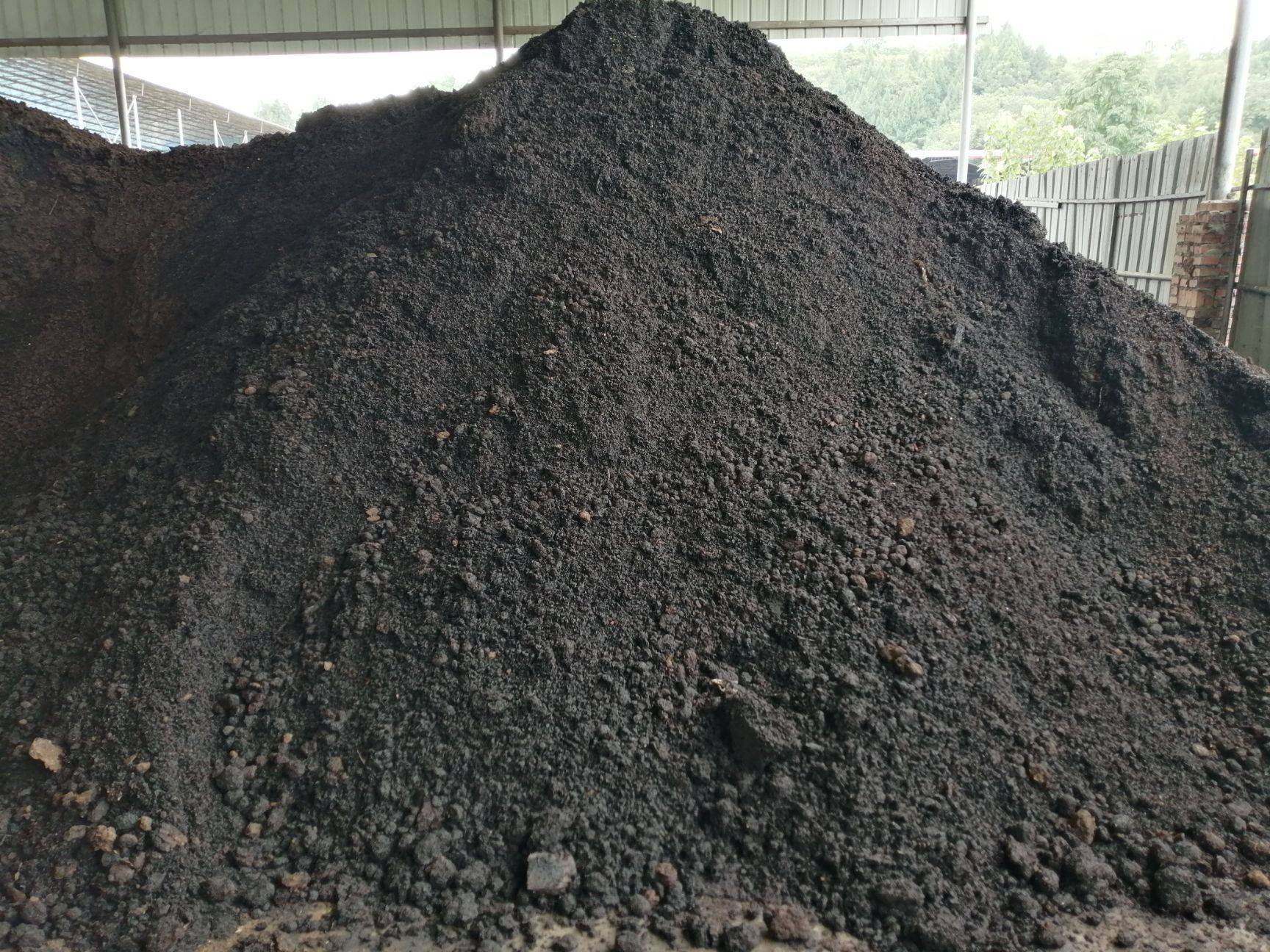 牛粪发酵有机肥方法_粪便_益富源_干湿度