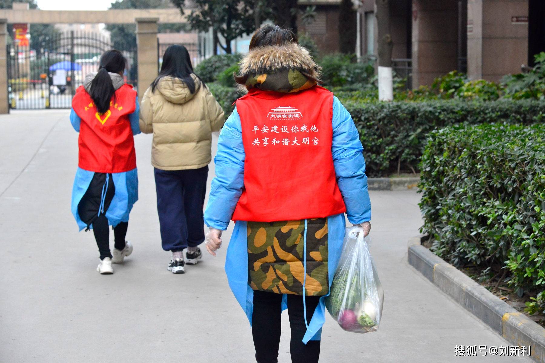 共計6300人後,她又不顧疲勞,帶領醫護人員上門為居家隔離和老弱病殘50