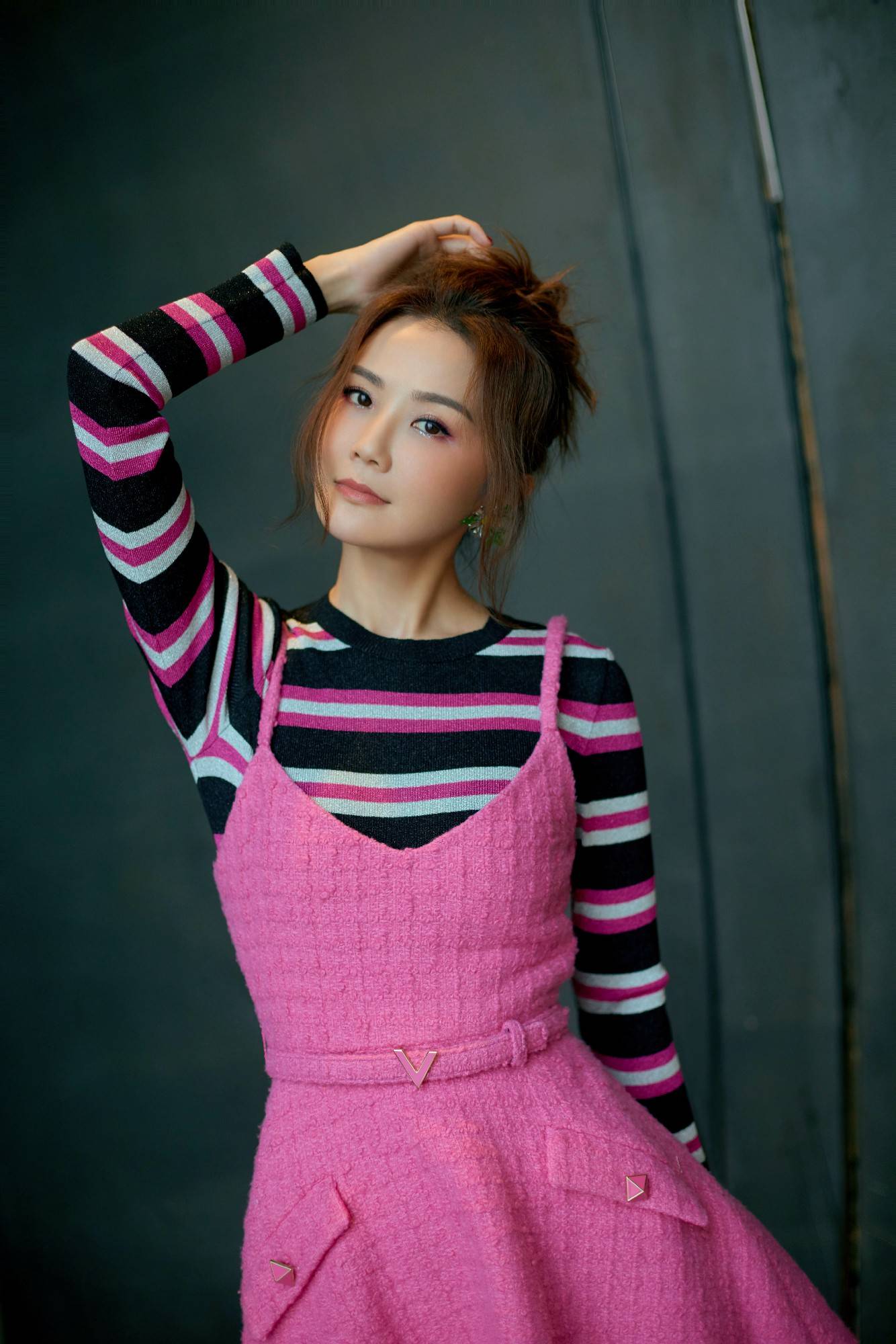 蔡卓妍身着粉紫色流苏长裙，浪漫温柔，楚楚动人！