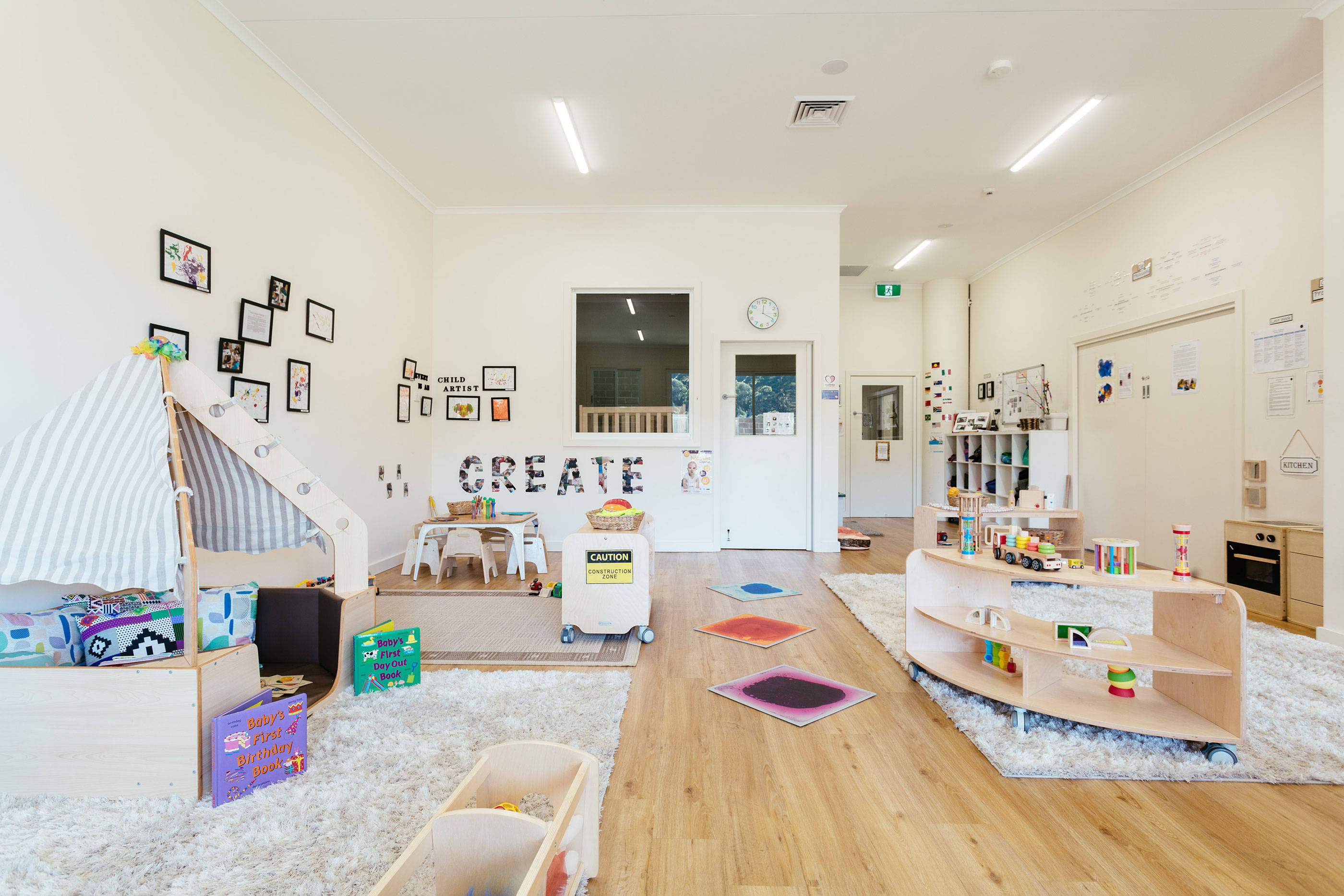 解决婴幼儿托育难题,委员建议探索托幼一体化,设立家庭托育点_朱敏_服